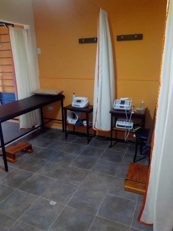 Consultorio de kinesiología y osteopatía en Paraná Entre Ríos con camilla clínica y ambiente cálido