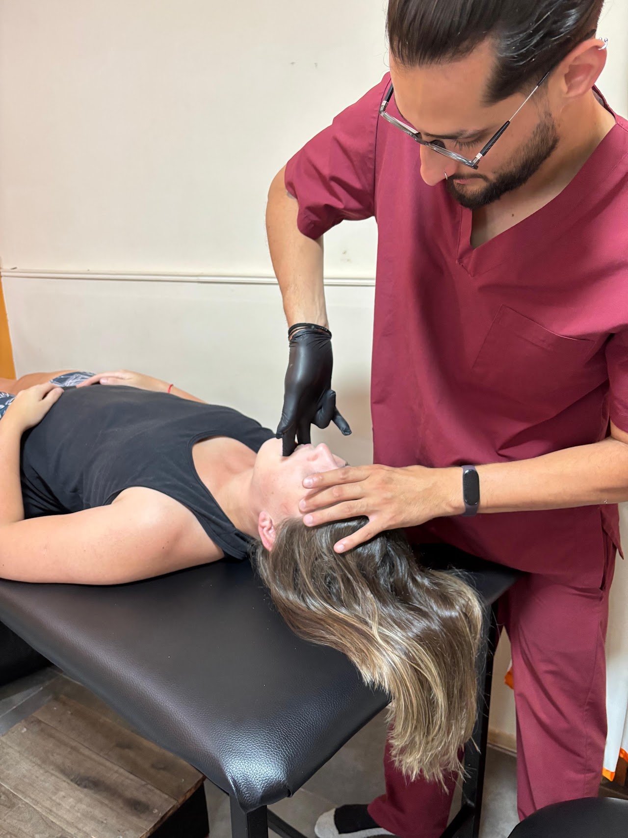 Sesión de terapia manual y evaluación de columna vertebral